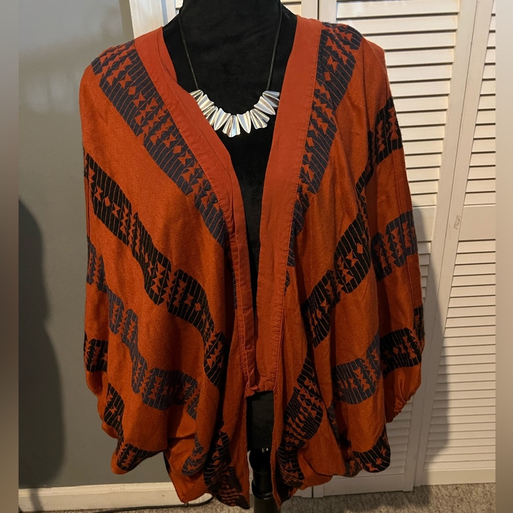 Universal Thread osfm throw with ballon sleeves